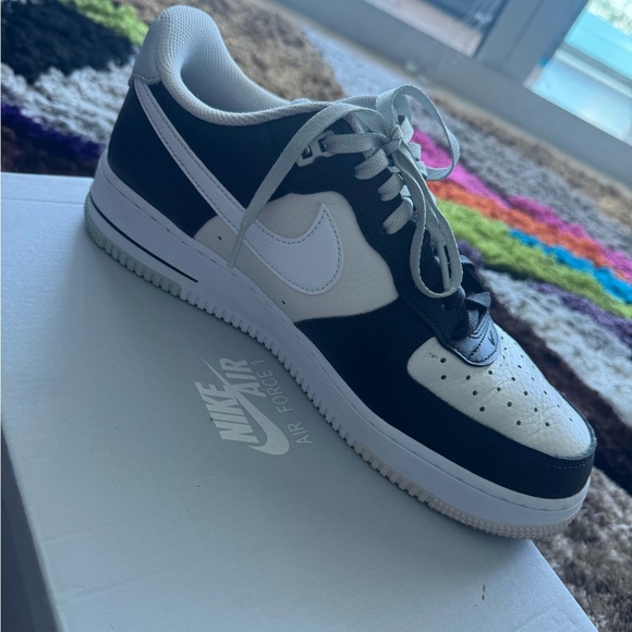 Nike Black and White Sneakers Classic Low-Top Design - Picture 2 of 4